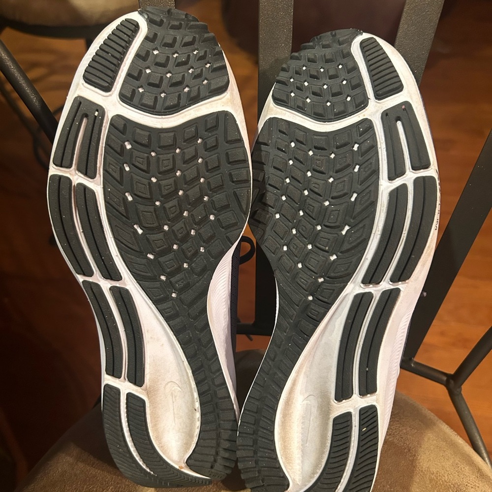 Nike tennis shoes, women’s size 9 - Picture 3 of 3
